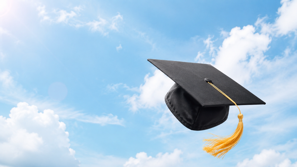 Topi wisuda beckground awan biru 